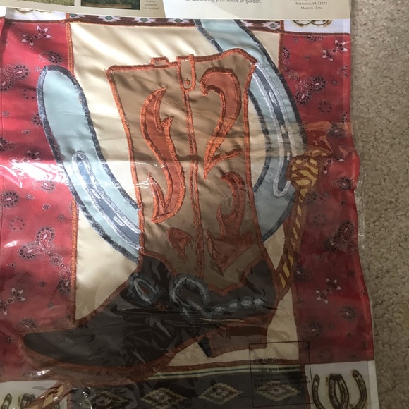 13 new or like new garden flags, various styles and holidays - Picture 5 of 13